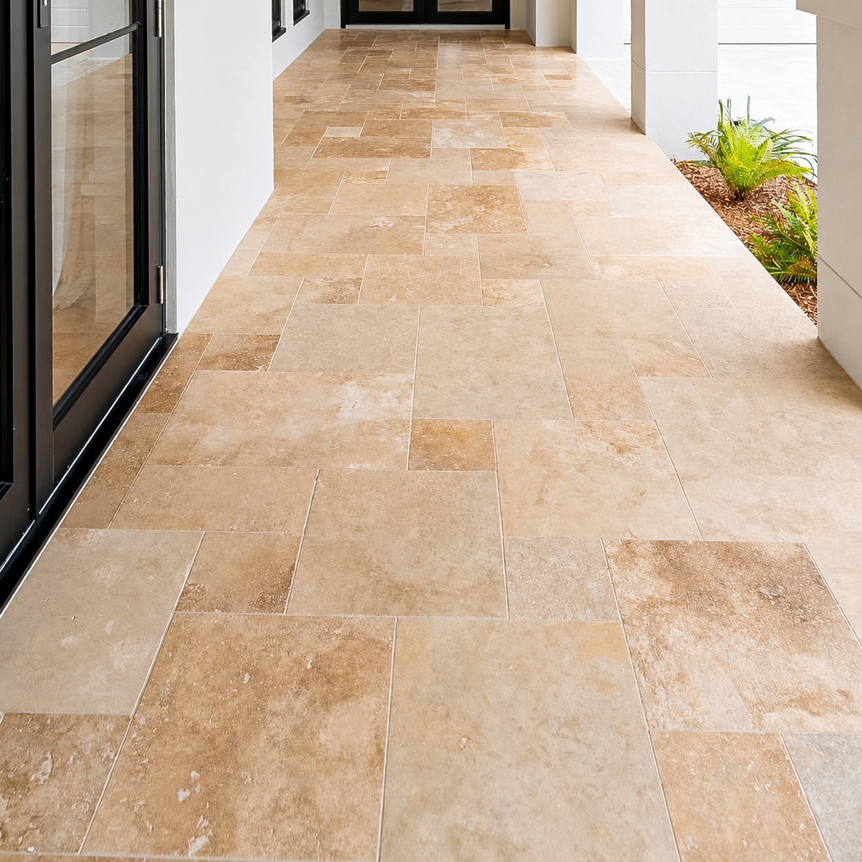 Área externa com French Pattern Travertino