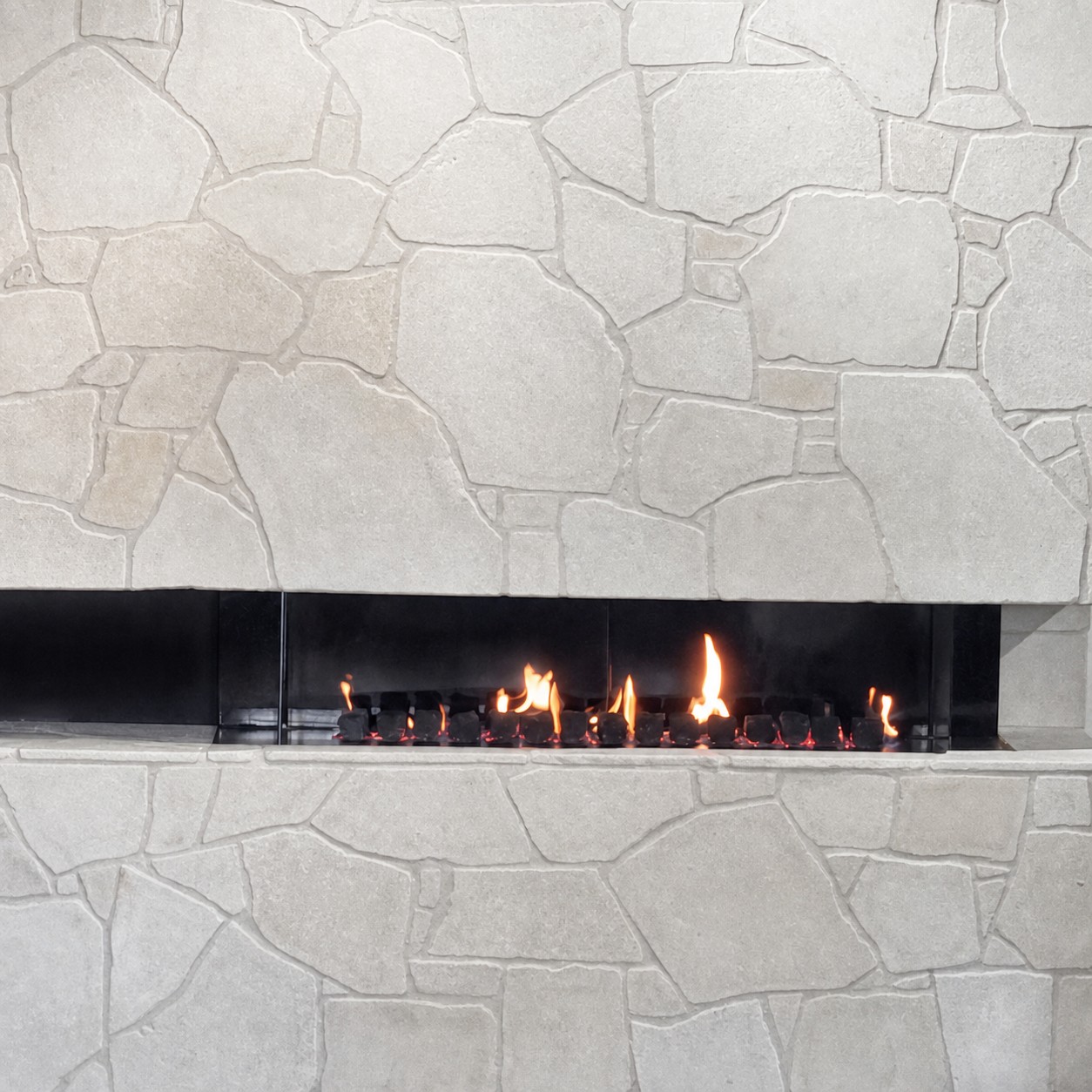 Limestone Orgânico Anticato aplicado — Caminhos, jardins e áreas externas