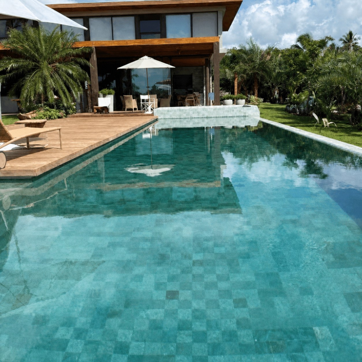 Piscina esmeralda revestida com Pedra Hijau Lisa