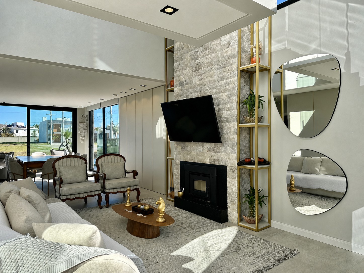 Rock Face Travertino Silver aplicado — Fachadas modernas e paredes de destaque